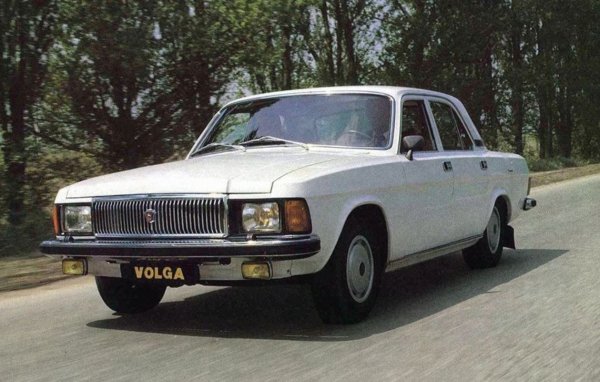 Но „номенклатурно-бюрократичният” модел 3102 все още разчита на специален двигател, който не напразно попада в този списък. Връхната точка на двигателя 4022.10 е системата за запалване с предкамерна горелка - интересно, малко проучено и много рядко нещо.
Техническите характеристики на двигателя са по-красноречиви от всякакви думи: в сравнение със ЗМЗ-24Д мощността се увеличава с 10 "коня", а средният разход на гориво намалява с 2 л/100 км, т.е. , до 8,5 л/100 км. В резултат на това новата Волга ускорява до 100 км/ч четири секунди по-бързо от своя предшественик, а максималната ѝ скорост е 152 км/ч.
